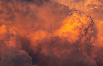 دانلود تصویر دراماتیک آسمان نارنجی و ابرهای پس زمینه انتزاعی نمای بالا