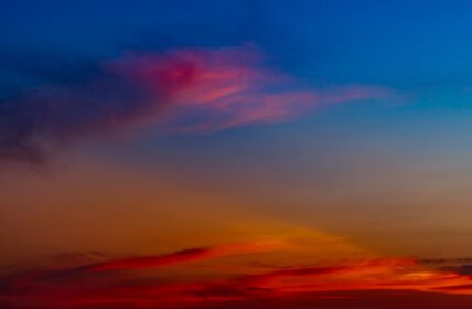 دانلود تصویر پس زمینه انتزاعی دراماتیک قرمز و آبی آسمان و ابرها