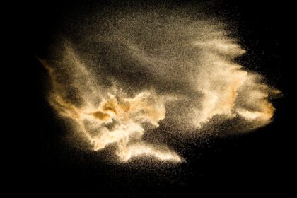 دانلود تصویر انفجار شن و ماسه رودخانه خشک جدا شده در پس زمینه سیاه