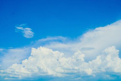 دانلود تصویر ابر کرکی بزرگ سفید در برابر آسمان آبی چکیده تابستان