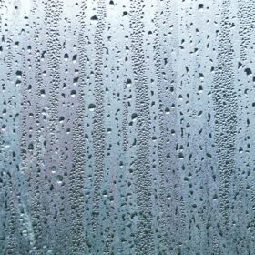 دانلود تصویر قطرات باران روی پنجره در پس زمینه انتزاعی روزهای بارانی
