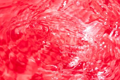 دانلود تصویر پس زمینه انتزاعی قرمز در سطح مایع تار در
