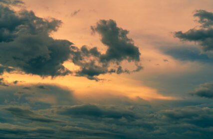 دانلود تصویر آسمان غروب با ابرهای خاکستری و طلایی آسمان خاکستری و کرکی