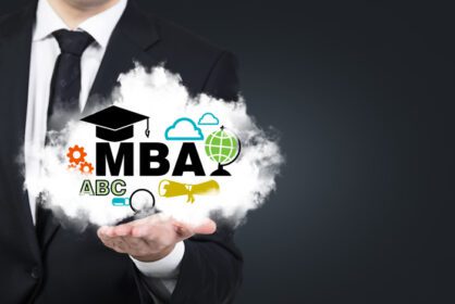 دانلود عکس دست دانشجویی در حال نگه داشتن ابر با نمادهای آموزشی مفهوم کارشناسی ارشد مدیریت بازرگانی mba