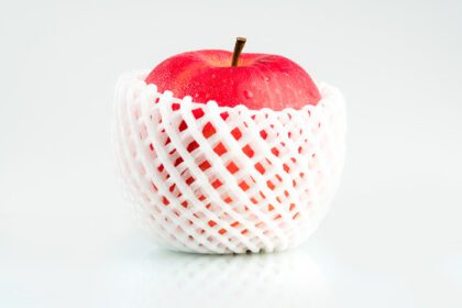 دانلود عکس سیب قرمز با قطرات آب روی پوست در ضد ضربه سفید