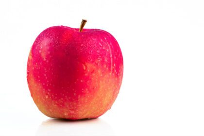 دانلود عکس یک سیب قرمز با قطرات آب روی پوست جدا شده روی سفید