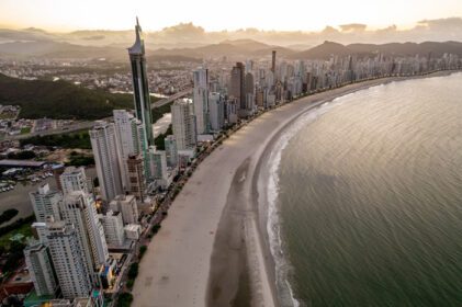 دانلود عکس هوایی بالنهاریو کامبوریو سانتا کاتارینا برزیل در غروب آفتاب