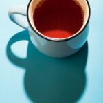 دانلود عکس نوشیدنی رژیمی سم زدایی با طراوت شیشه ای از میوه های مخلوط روی چوب