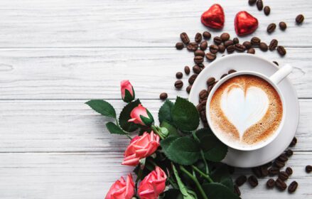 دانلود عکس یک فنجان قهوه با نقش قلب روی میز