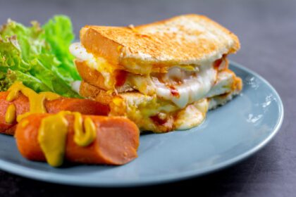 دانلود عکس ساندویچ مفهومی صبحانه آمریکایی با ذوب پنیر و