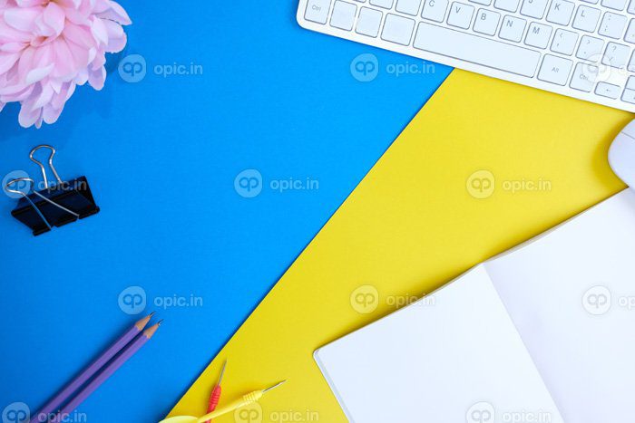 دانلود عکس دفترچه خالی یک مداد و فضای بالای یک آبی