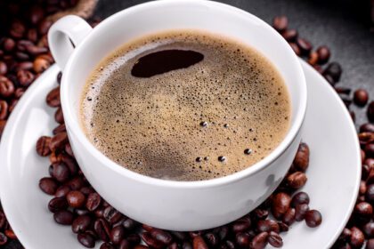 دانلود عکس یک فنجان قهوه صبحگاهی معطر تازه برای شروعی شاد برای روز