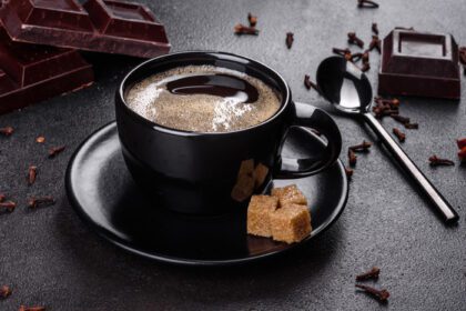 دانلود عکس یک فنجان قهوه صبحگاهی معطر تازه برای شروعی شاد برای روز