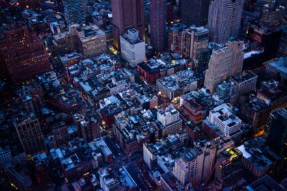 دانلود عکس نمای هوایی از منظره شهری در طول شب
