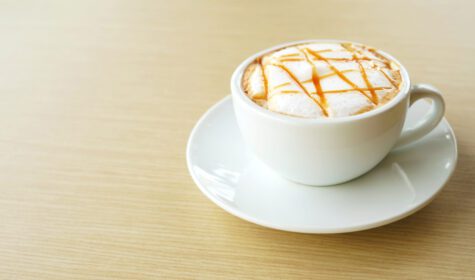 دانلود عکس یک فنجان قهوه لاته در کافه