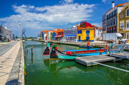 دانلود عکس منظره شهری aveiro با قایق سنتی رنگارنگ moliceiro