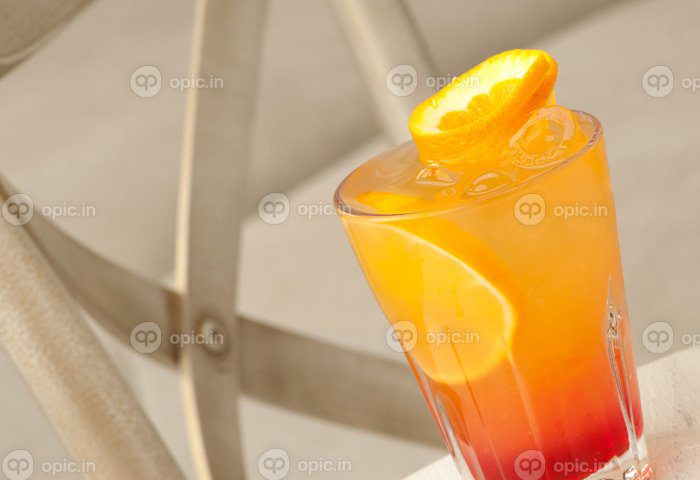 دانلود عکس لیوان با نوشیدنی روی میز
