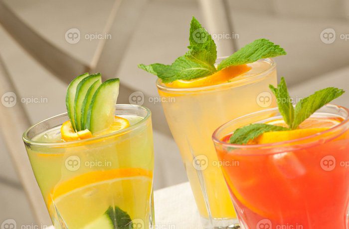 دانلود عکس لیوان با نوشیدنی روی میز