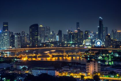 دانلود عکس بانکوک تایلند منظره شهری در شب بسیاری از برج ها در نزدیکی رودخانه