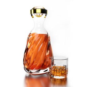 دانلود عکس مجموعه ای از بطری های شفاف و لیوان های زیبا برای نگهداری