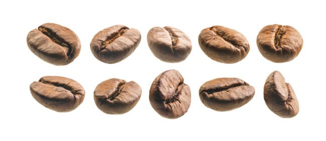 دانلود عکس مجموعه ای از دانه های قهوه جدا شده روی پس زمینه سفید