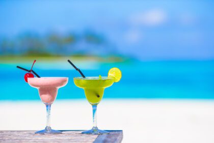 دانلود عکس نمایی از دو نوشیدنی مخلوط در ساحل
