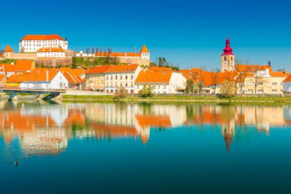 دانلود عکس منظره زیبای شهر ptuj منعکس شده در آب اسلوونی