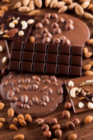 دانلود میله عکس شکلات شیرینی غذای دسر شیرین در زمینه چوبی