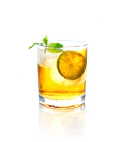 دانلود عکس کوکتل الکلی لیمو و یخ در لیوان