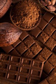 دانلود میله عکس شکلات شیرینی غذای دسر شیرین در زمینه چوبی