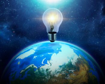 دانلود عکس لامپ درخشان زمین آبی در فضا خورشیدی رنگارنگ