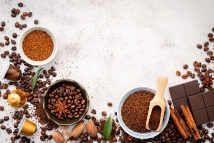 دانلود بک گراند عکس از انواع دانه های قهوه برشته تیره قهوه