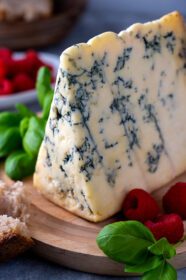 دانلود عکس بلوچیز dor blue or roquefort قالب پنیر برش بر روی