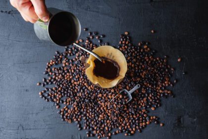 دانلود عکس باریستا دم کردن قهوه روش ریختن روی قهوه قطره ای