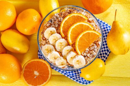 دانلود عکس کاسه غلات با موز و پرتقال برای صبحانه در