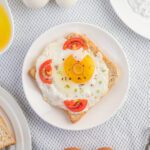وکتور خالکوبی مینیمالیستی بطری با یک سیاره و ستاره