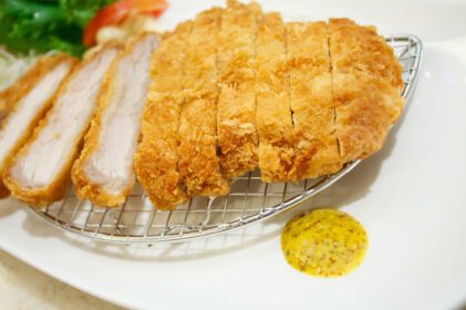 دانلود عکس کتلت خوک نان شده به سبک غذای ژاپنی تونکاتسو