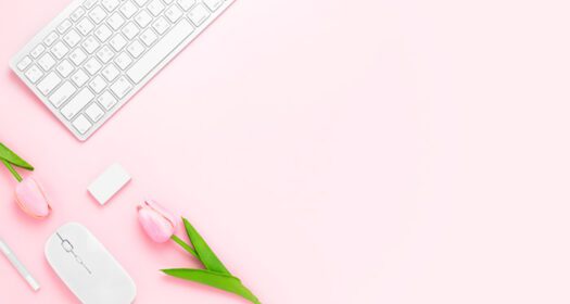 دانلود عکس میز میز اداری مینیمال با صفحه کلید ماوس کامپیوتر قلم سفید گل لاله پاک کن روی میز پاستلی صورتی با فضای کپی برای ورودی متن شما رنگ صورتی محل کار ترکیب صفحه تخت