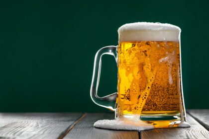 دانلود عکس آبجو از لیوان شیشه ای با عل سنتی ایرلندی ریخته می شود