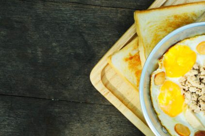 دانلود عکس صبحانه با تخم مرغ پخته شده برای پس زمینه غذاهای محلی تایلند در بالا
