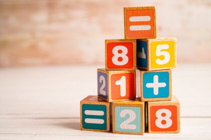 دانلود عکس شماره مکعب بلوک چوبی برای یادگیری آموزش ریاضی