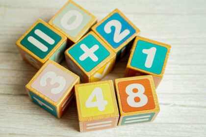 دانلود عکس شماره مکعب بلوک چوبی برای یادگیری آموزش ریاضی