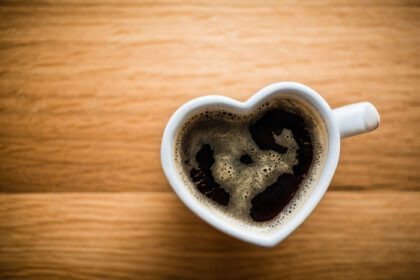 دانلود عکس اسپرسو قهوه سیاه در فنجان قلبی شکل
