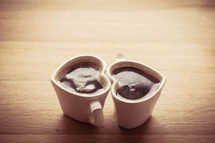 دانلود عکس اسپرسو قهوه سیاه در دو فنجان قلبی شکل