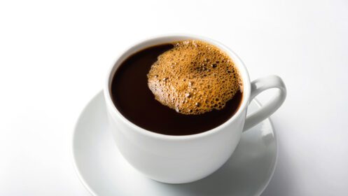 دانلود عکس قهوه سیاه در یک فنجان قهوه نمای بالایی جدا شده روی سفید