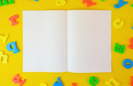 دانلود عکس باز شده دفترچه یادداشت دو صفحه ای در زمینه زرد پوشیده شده با کاغذ فضایی مفهومی آموزش حروف برای عکس و پیامک
