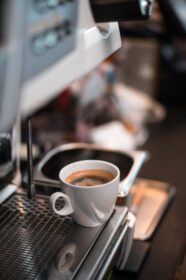 دانلود عکس قهوه سیاه صبح در قهوه ساز