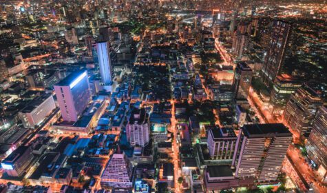 دانلود عکس منظره شهری ساختمان شلوغ با ترافیک کم در شهر بانکوک