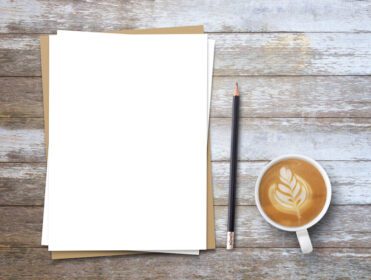 دانلود عکس کاغذ خالی سفید و قهوه ای و قهوه روی میز چوبی