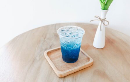 دانلود عکس نوشیدنی آبی هاوایی سودای سرد روی میز